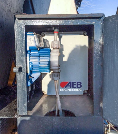 Fijación de Dosanoxit T a la vendimiadora con antioxidantes y sulfitantes líquidos Detalle de montaje del funcionamiento Dosanoxit T máquina vendimiadora