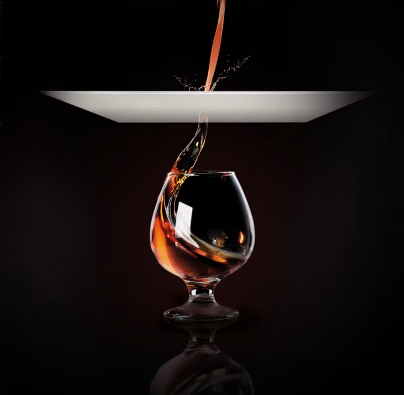 "Brandy limpide qui traverse le filtre et tombe dans le verre"